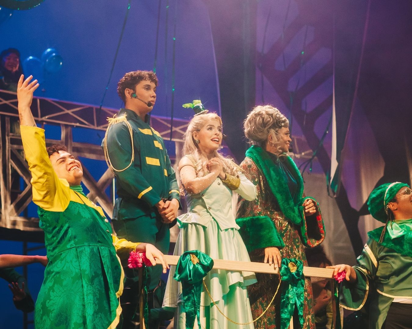 Prática de montagem do musical Wicked em São Luís, com atores em um palco mais simples.