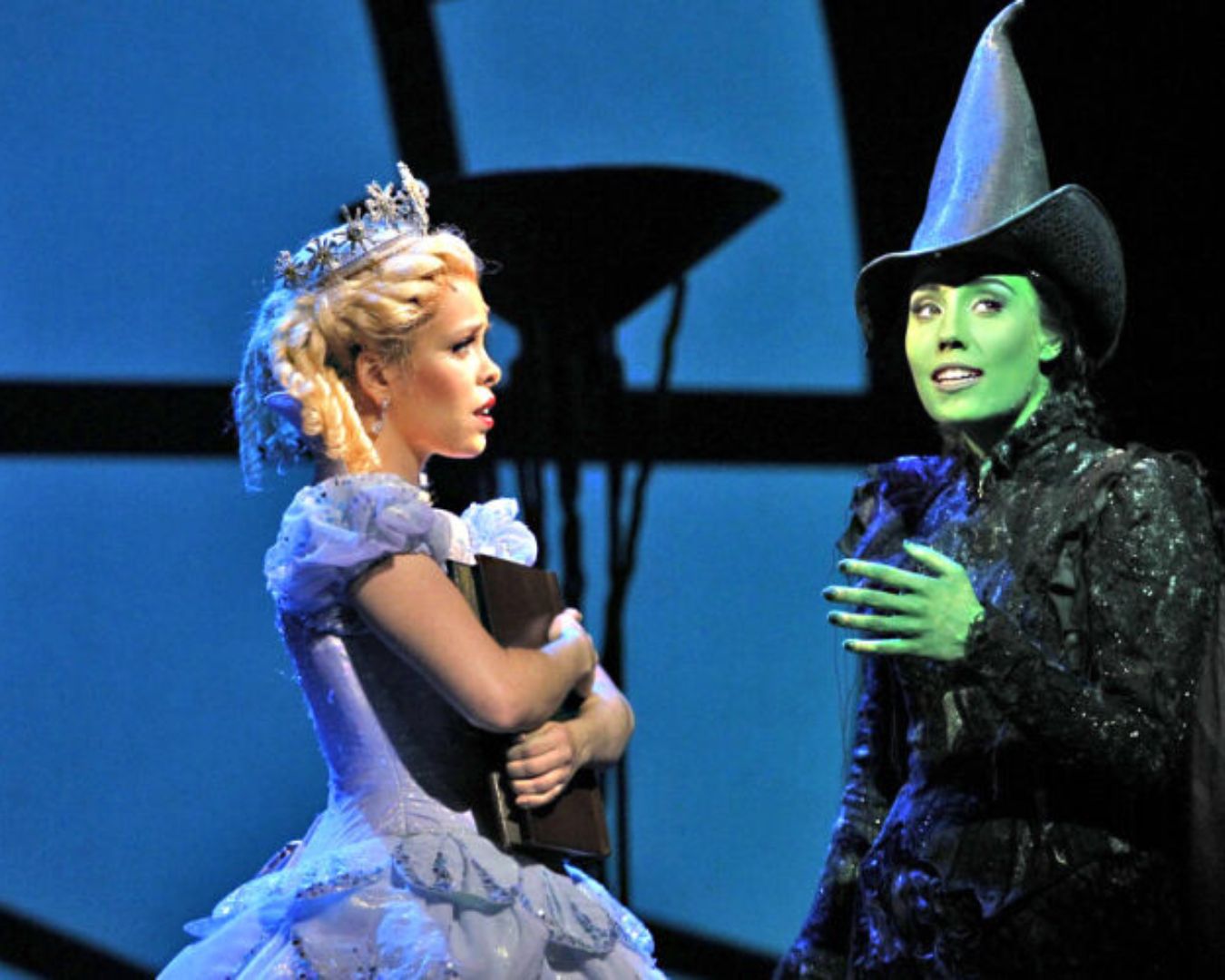 Atrizes Fabi Bang e Myra Ruiz como Glinda e Elphaba em São Paulo.