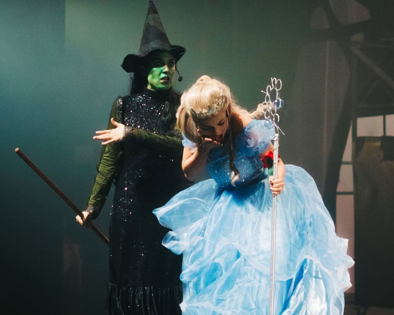Atrizes Jéssica Montes e Fany Gomes como Elphaba e Glinda em São Luís.