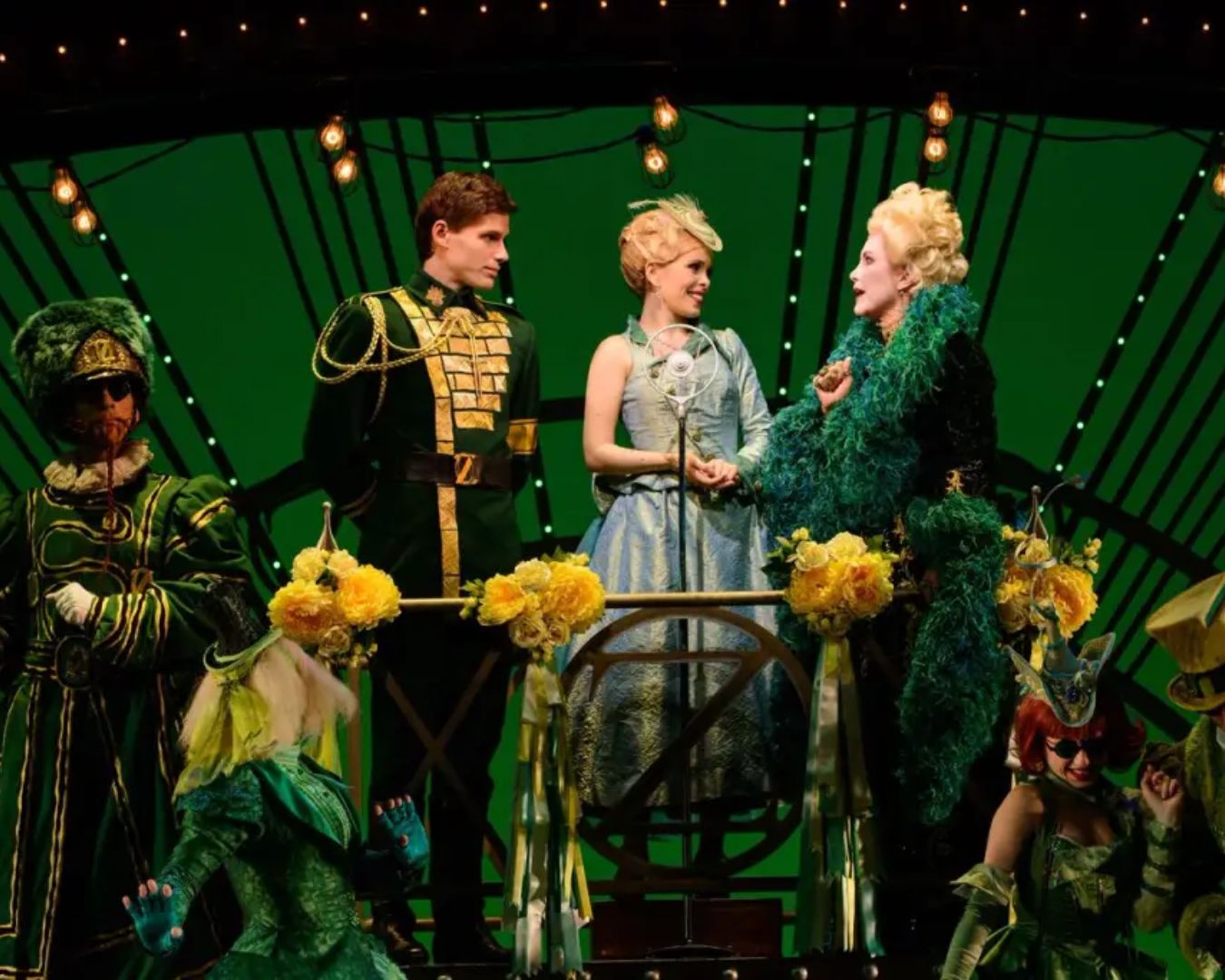 Cena grandiosa do musical Wicked em São Paulo, com elenco completo e cenário elaborado.