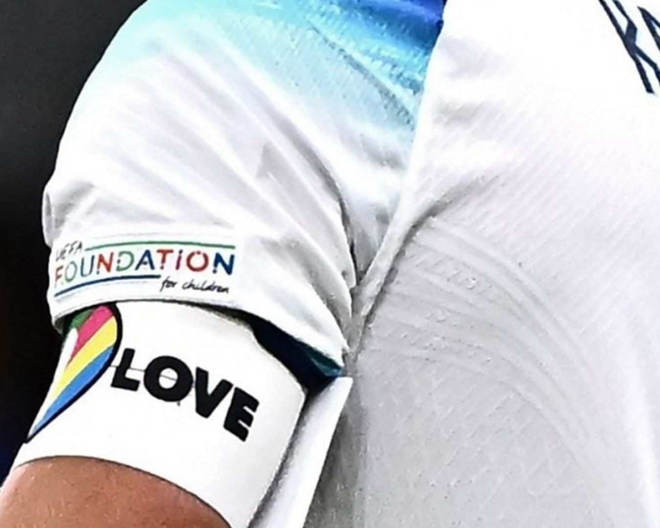 A campanha "One Love" foi uma iniciativa de diversas seleções europeias durante a Copa do Mundo de 2022 no Catar, com o objetivo de promover a inclusão e a diversidade, especialmente em relação à comunidade LGBTQIAPN+.