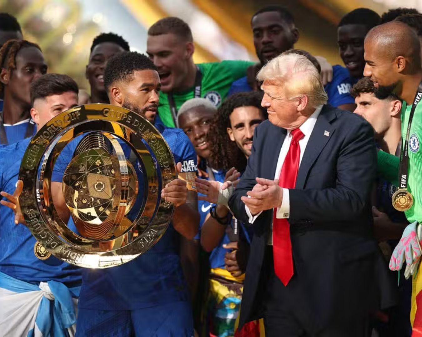 Donald Trump em meio aos jogadores do Chelsea durante comemoração de título.