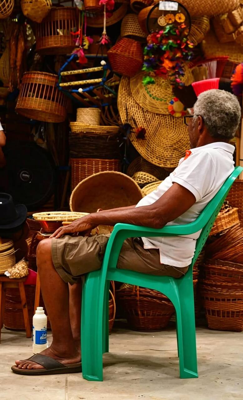 Trabalho e ancestralidade: a memória viva na produção do artesanato local.